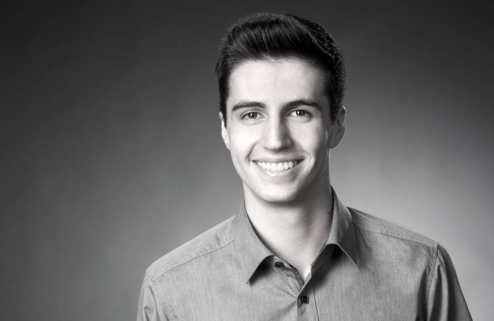 Bewerbungsfoto eines jungen Mannes, schwarzweiß