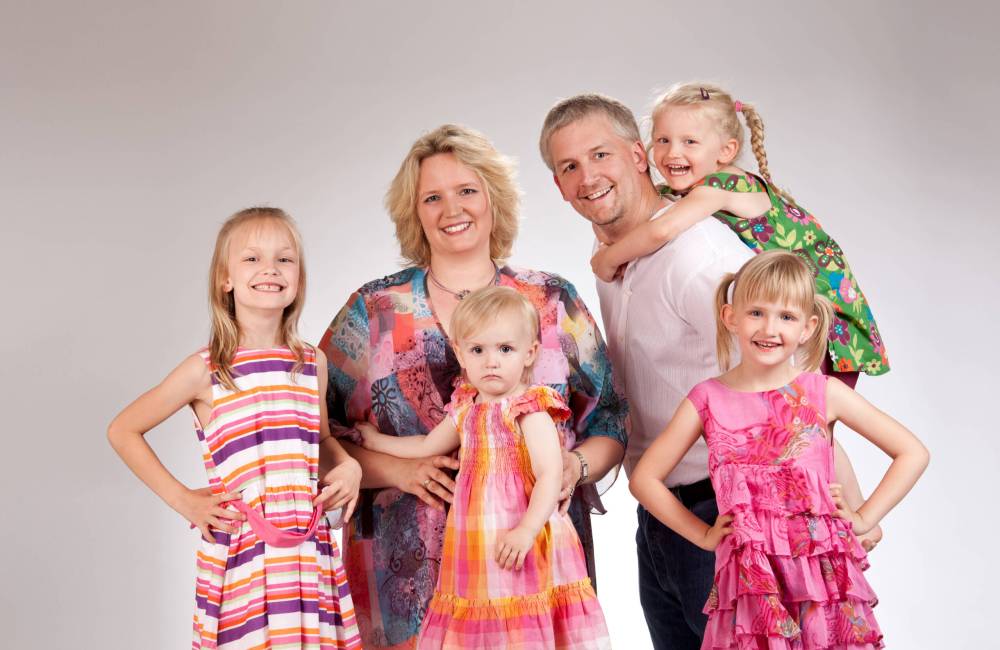 Familie mit drei Kindern im Studio