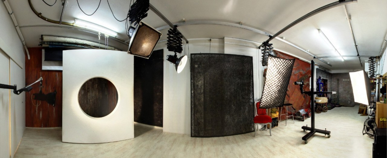 Blick ins Fotostudio mit Blitzanlage und Hintergründen
